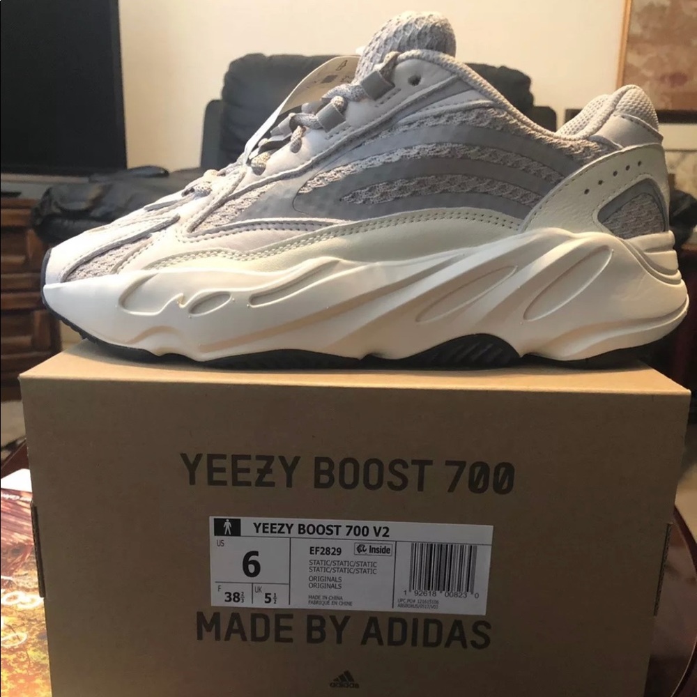 *Sold* YEEZY 700 V2 ‘Static’ Size 6 Men/7.5 Women